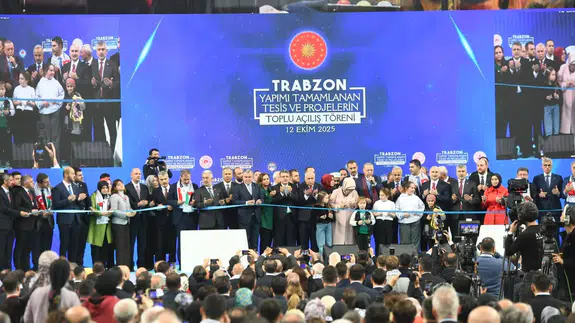 Erdoğan, Trabzon'da 130 yatırımın açılışını yaptı; hızlı tren ve yeni havalimanı projeleri müjdelendi.