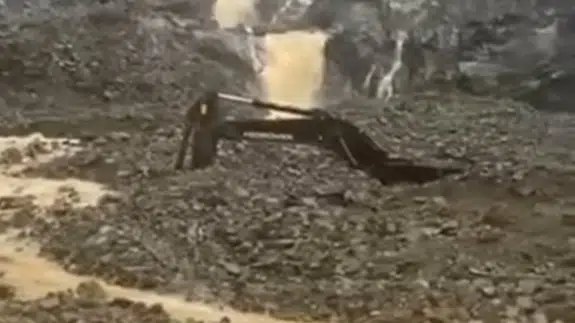 Rize'de taş ocağında araçlar toprak altında kaldı