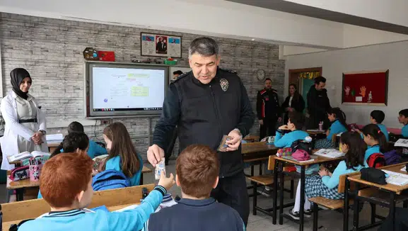 İl Emniyet Müdürü Onur Karaburun’dan Okul Ziyareti: Öğrencilere Hediyeler Dağıtıldı