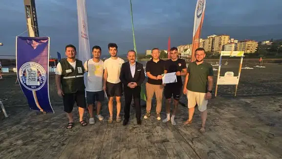 Vakfıkebir’de Plaj Voleybolu Heyecanı: Başkan Fuat Koçal Sporcularla Buluştu