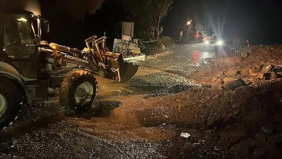 Uzungöl'de Sağanak Alarmı! Dere Taştı, Yol ve Tarım Arazileri Sular Altında Kaldı