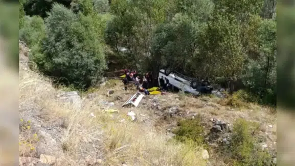 Sivas'ta yolcu minibüsü uçuruma devrildi: 4 ölü