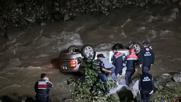 Yomra'da Otomobil Dereye Devrildi: Sürücü Hayatını Kaybetti