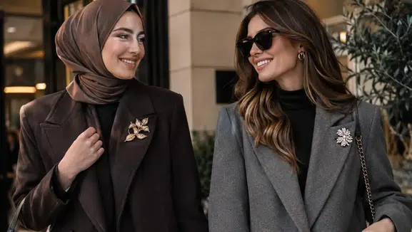 Zamanın Tozunu Atan Aksesuar: Broşlar 2026 Sonbaharında Geri Dönüş Yaptı!