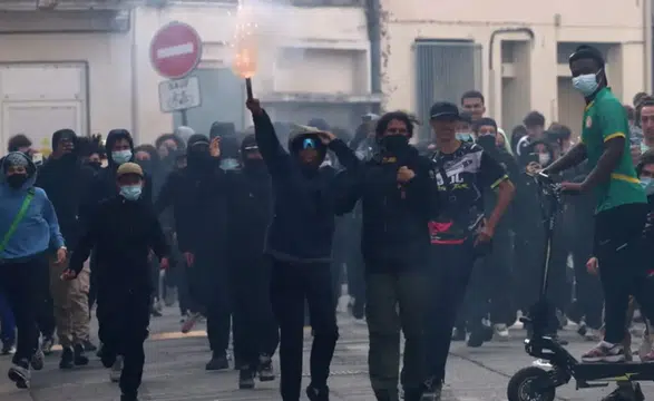 Fransa’da 30 bin öğrenci haftalarca yüz yüze eğitim alamayacak