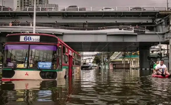 Tayland’daki sellerde bilanço ağırlaşıyo