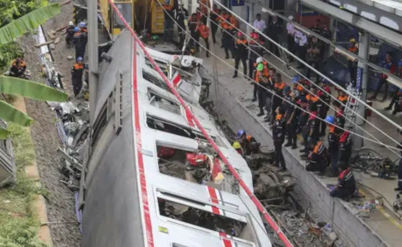 Endonezya'da tren kazası: Can kaybı 14’e çıktı