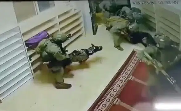 El-Halil’de insanlık dışı görüntü: İsra*l askerleri camiye baskın yaptı, savunmasız Filistinliye köpekle saldırdı