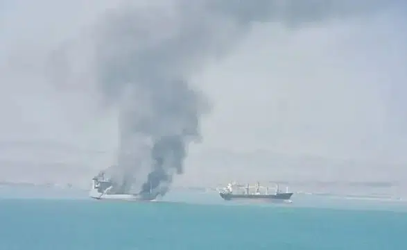 İran, Hürmüz Boğazı'ndan 2 petrol tankerinde patlama yaşandı