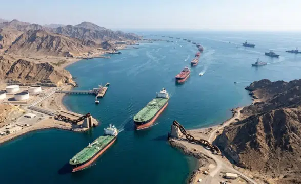 İran'da Hürmüz Boğazı'nda İki Petrol Tankerinde Patlama Meydana Geldi