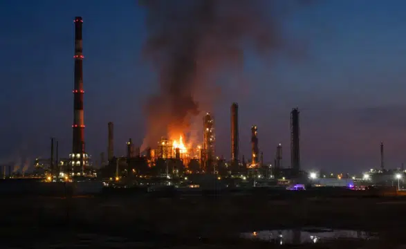 "Rusya'nın Enerji Merkezi Hedefte: 13 Kişi Hayatını Kaybetti, Büyük Rafineri Bombalandı"