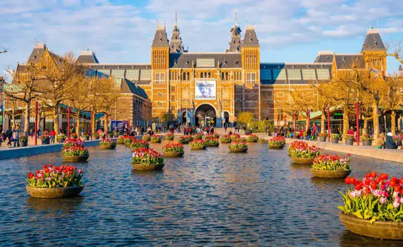 Hollanda'nın Tarihi Kalbi: 800 Yıllık Binnenhof Sarayı Hakkında Bilinmesi Gerekenler