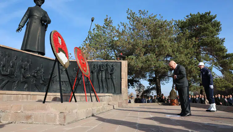 Erzurum’da 10 Kasım Anma Töreni Havuzbaşı Kent Meydanı’nda Gerçekleştirildi