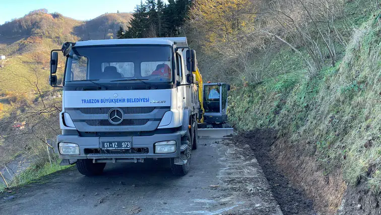 Yomra'da yol bakım ve çevre düzenleme çalışmaları hız kesmeden devam ediyor