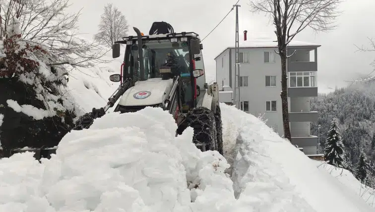 Trabzon'da karla mücadele ekipleri 7/24 sahada, yollar yeniden ulaşıma açıldı
