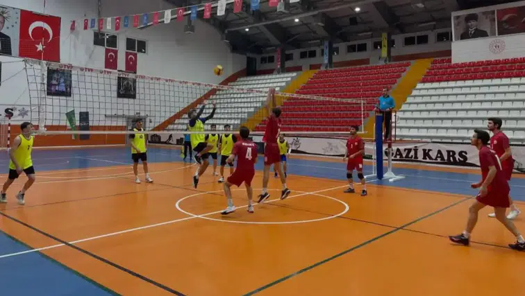 Yurt lig voleybol final müsabakaları nefes kesti