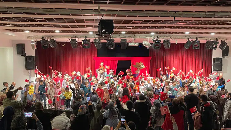 Akçaabat'ta 'Kutu Kutu' Tiyatro Keyfi: Çocuklar Eğlenirken Aileler Birlikte Güçlendi