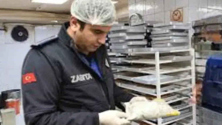 Akyazı’da ayakla hamur çiğnendiği tespit edilen tatlı imalathanesi mühürlendi