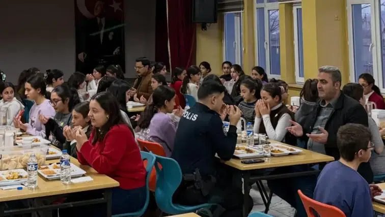 Akyaka’da İftar bereketi öğrencilerle paylaşıldı