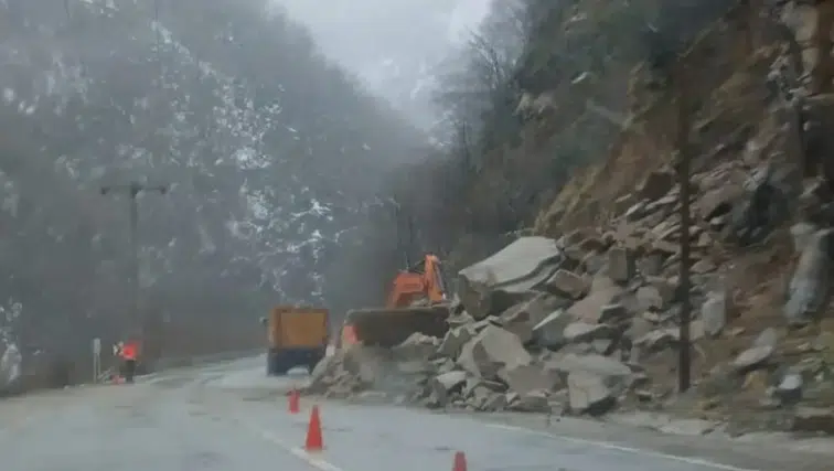Gümüşhane-Giresun yolunda iki farklı noktada heyelan