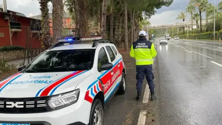 Ehliyetsiz ve alkollü sürücüye 425 bin TL ceza, araç 60 gün trafikten men edildi