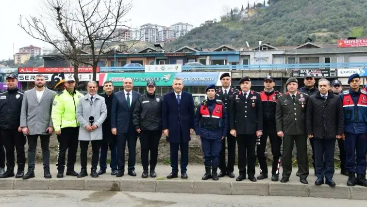 Trabzon’da Bayramda Trafik Noktasına Anlamlı Ziyaret