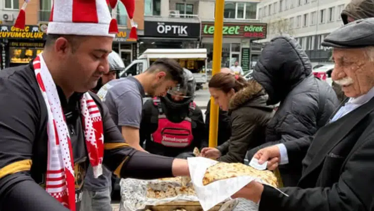 İstanbul’da Esnaftan Milli Takım Coşkusu: 1.000 Lahmacun Ücretsiz Dağıtıldı!