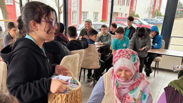 Trabzon’da Huzurevinde Anlamlı Buluşma: Öğrencilerden Yaşlılara Ziyaret