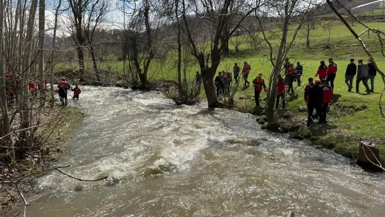 Dereye Düşen 8 Yaşındaki Çocuk İçin Kurtarma Operasyonu Devam Ediyor