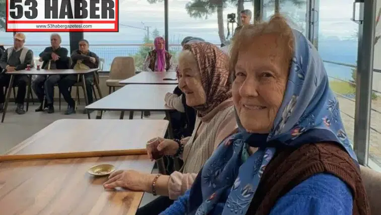 Trabzon'da Huzurevi Sakinlerine Öğrencilerden Anlamlı Gösteri