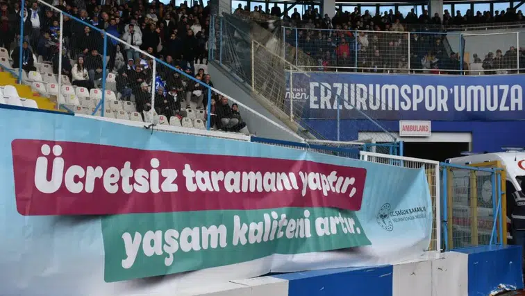 Erzurumspor FK Tribünlerinden Anlamlı Mesaj: Erken Teşhis Hayat Kurtarır