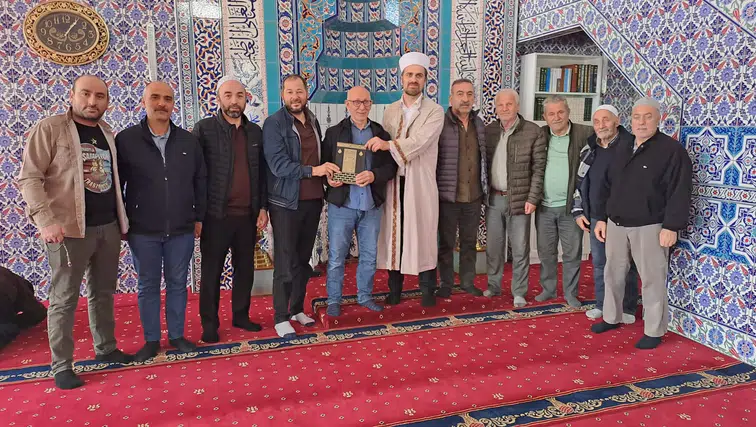 Ortahisar'da Kur'an-ı Kerim eğitimleri sonuç veriyor, ilk cüzünü tamamlayan Yıldırmış'a ödül verildi