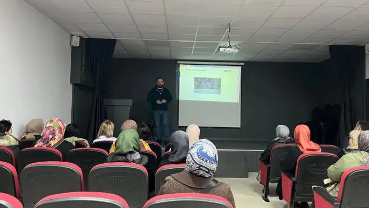 Trabzon'da Velilere Teknoloji Kullanımı ve Bağımlılıkla Mücadele Eğitimi Verildi