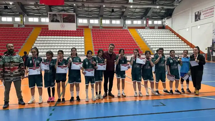 Kars Ziya Gökalp Ortaokulu'ndan Kız Futsal Takımına Bölgede Övgüyle Dolu Bir Başarı!