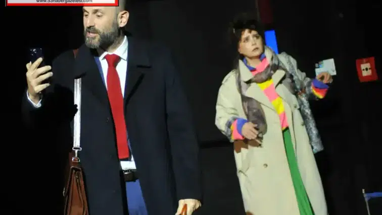 Erdal Beşikçioğlu'nun Yeni Tiyatro Oyunu Sahnelendi! Gala Gece'sine 'Yeni Damat' Sürprizi Damga Vurdu!