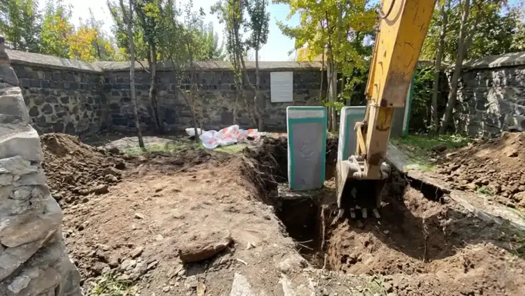Erzurum’da tarihi türbeye kepçe girdi, ortalık karıştı