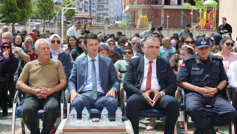 Arhavi'de Mezuniyet ve Karne Coşkusu Nurettin Çarmıklı Anadolu İmam Hatip Lisesi'nde Yaşandı