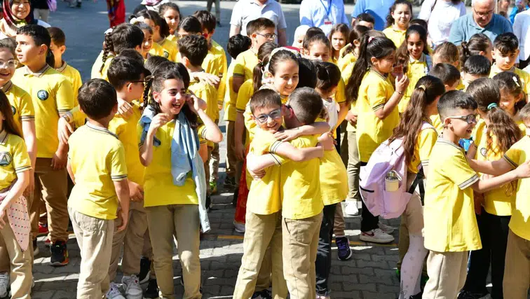 Trabzon Valisi Ali Kemal Aktürk İlkokulu’nda Öğrenci ve Öğretmenlerle Buluştu
