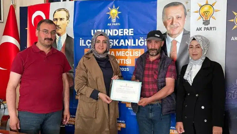 AK Parti Uzundere Teşkilatında Yeni Üyelere Teşekkür Belgesi Takdimi