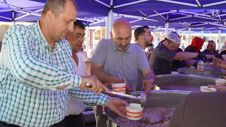İznik’te 5 bin kişiye aşure ikram edildi