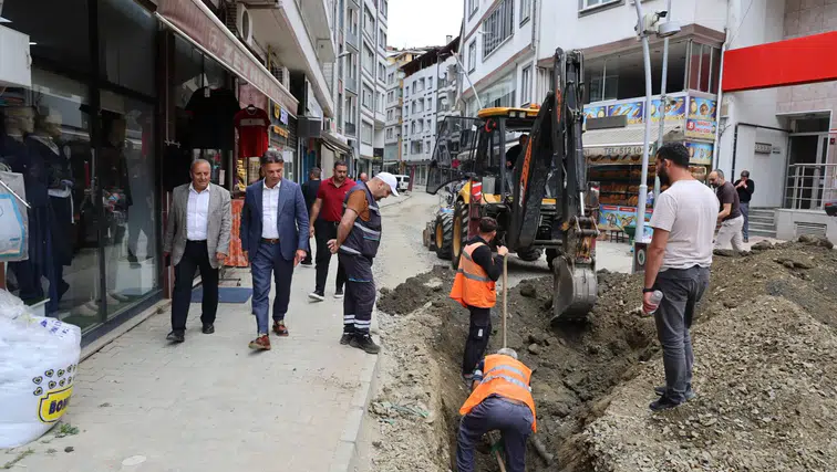 Şehit Halit Avcı Caddesi Yenileniyor: Maçka'da Altyapı Çalışmaları Hız Kesmeden Sürüyor