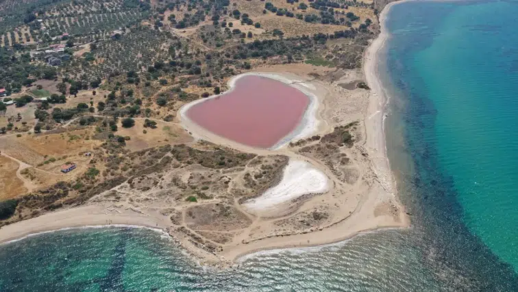 Çanakkale'de Göz Kamaştıran Manzara: Kalpli Göl Yeniden Pembeye Dönüştü!