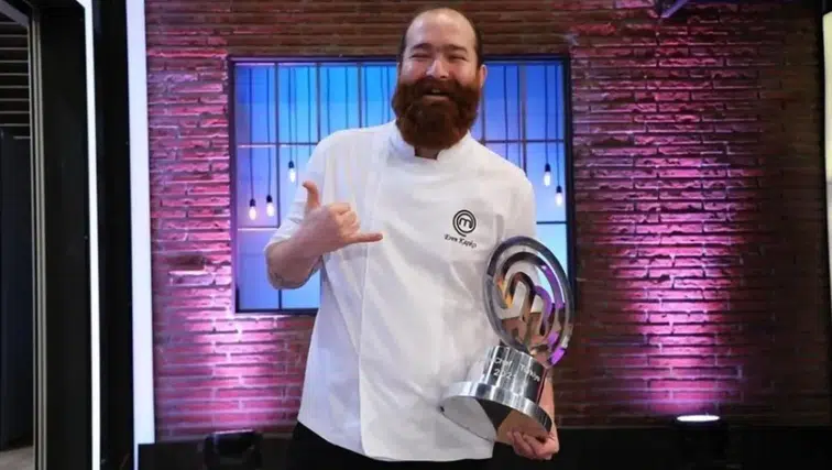 MasterChef'in Efsane Şampiyonu Eren Kaşıkçı, Hayatını Kaybetti: Törende Duygu Dolu Anlar yaşanıyor!