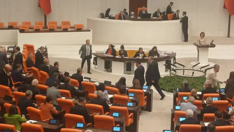 Yeni Parti, CHP'yi Tahtından Etti! TBMM Tarihinde 24 Yıl Sonra Bir İlk Gerçekleşti!