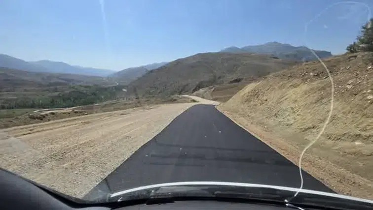Erzurum Büyükşehir’den İspir Şıra Topraklar’da Yol Seferberliği: Sıcak Asfalt Çalışması Başladı