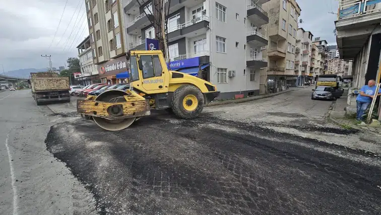 Hopa’da Yol ve Çevre Düzenleme Çalışmaları Sürüyor