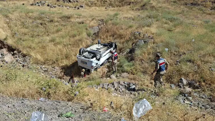 Bingöl'de Hafif Ticari Araç Şarampole Yuvarlandı: 6 Yaralı!