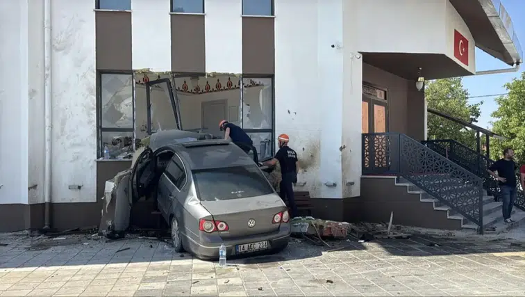Bolu'da Feci Kaza: Araç Camii İmam Odasına Dalınca Durabildi!