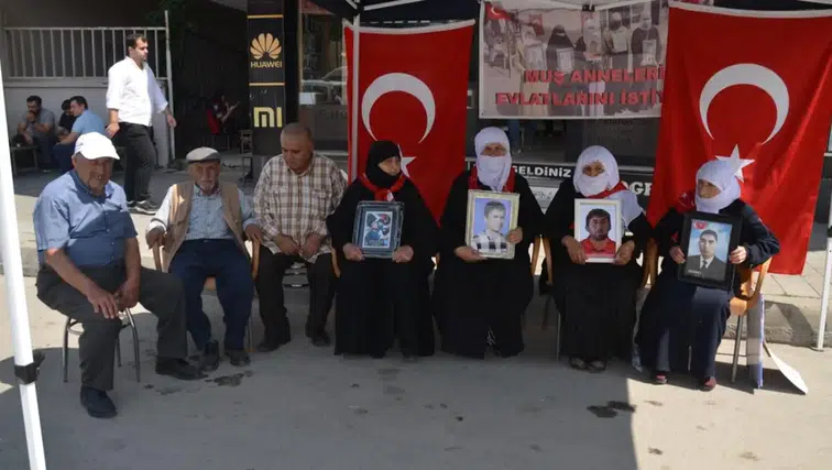 Muş'ta aileler DEM Parti önündeki eylemlerini sürdürdü