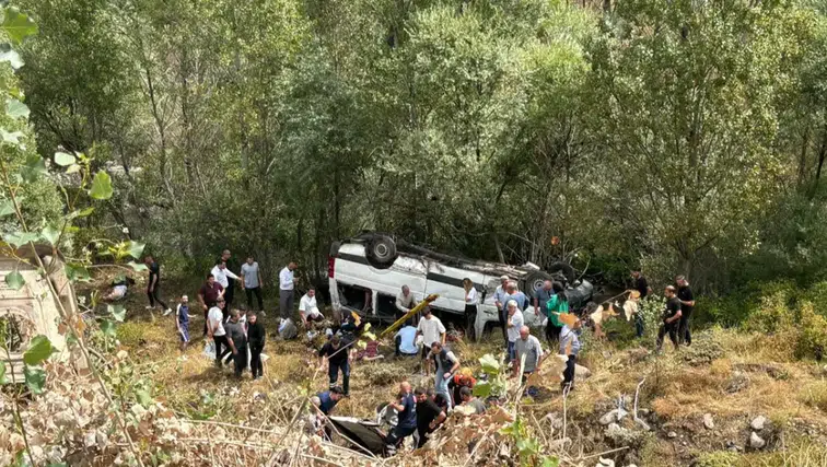 Sivas'ta yolcu minibüsü devrildi: Ölü ve yaralılar var
